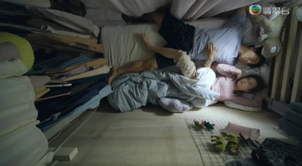 香港情侣在5平米廉租房的一幕,撕开了穷人最心酸的遮羞布(图4) 33.png
