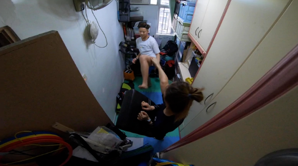 香港情侣在5平米廉租房的一幕,撕开了穷人最心酸的遮羞布(图2) 32.png