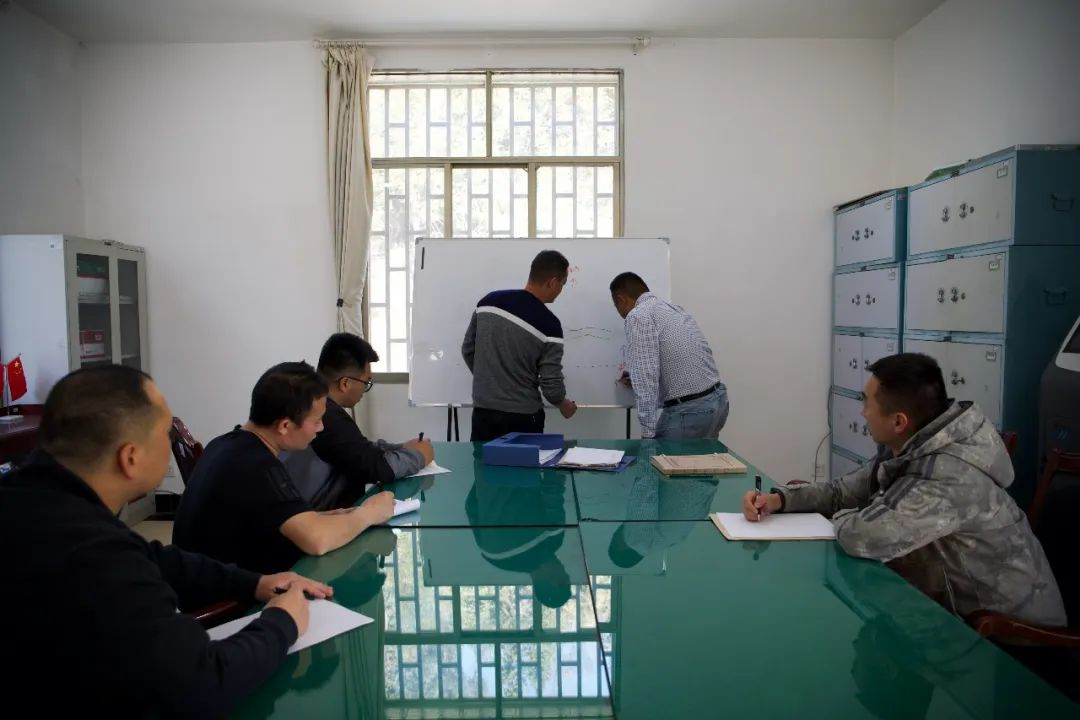 他卧底贩毒集团两个月,只给自己一支烟的打盹时间(图1) 1.png