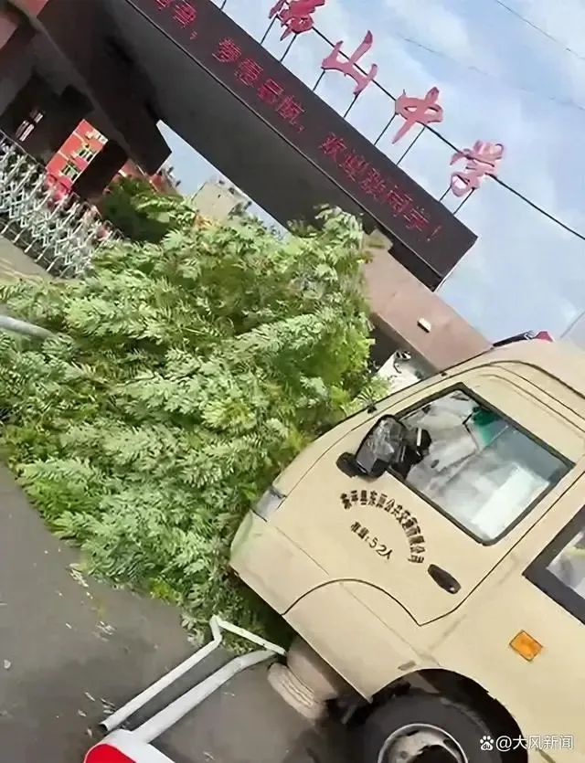 山东东平车祸已致11人死亡,附近商家:今天是六年级新生开学(图3) 640.jpg